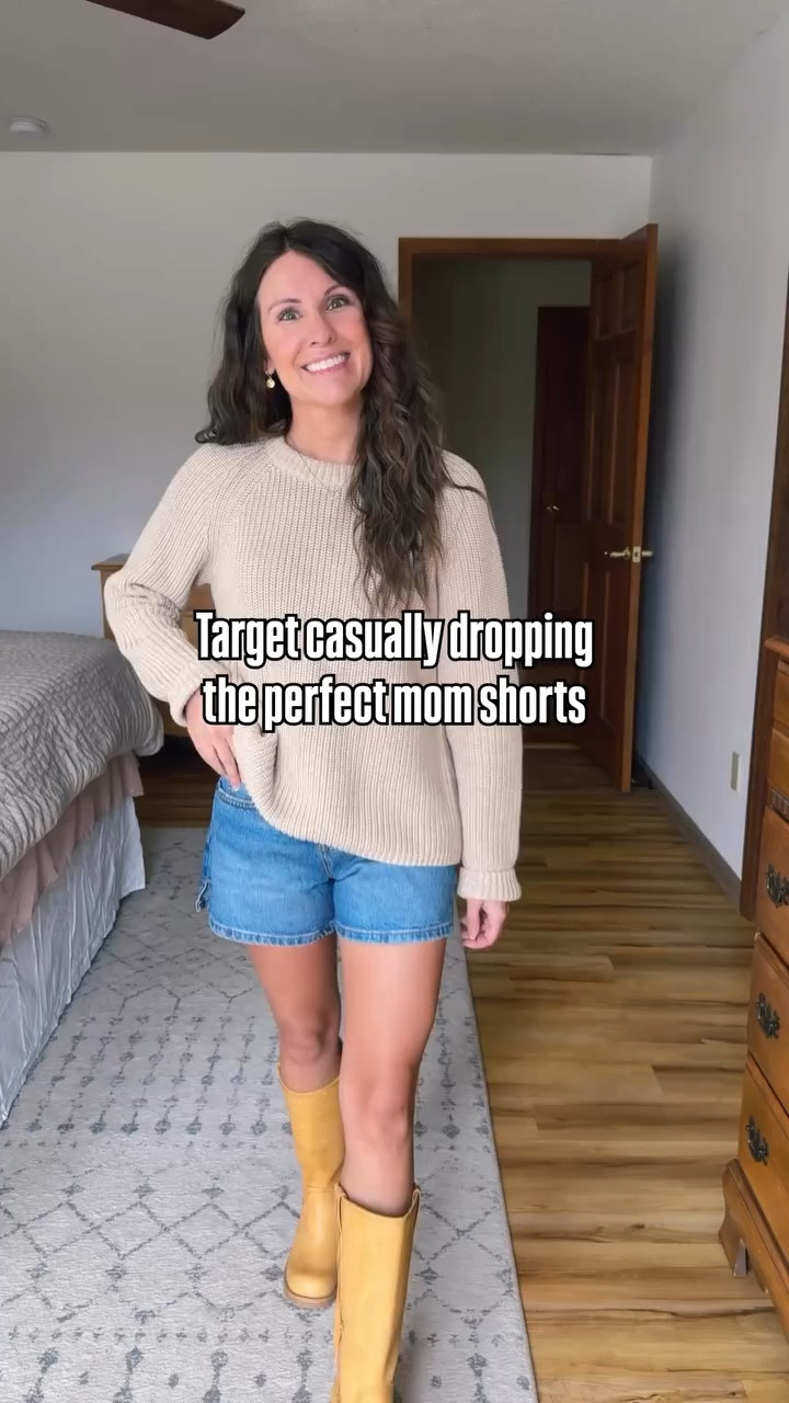 Wearing 00 in the medium wash in these denim shorts. The only 4” inseam shorts I’ve found that I like! 99% cotton so not a ton of stretch at all— definitely size up if you want a looser fit! @targetstyle 

COTTON for the details!