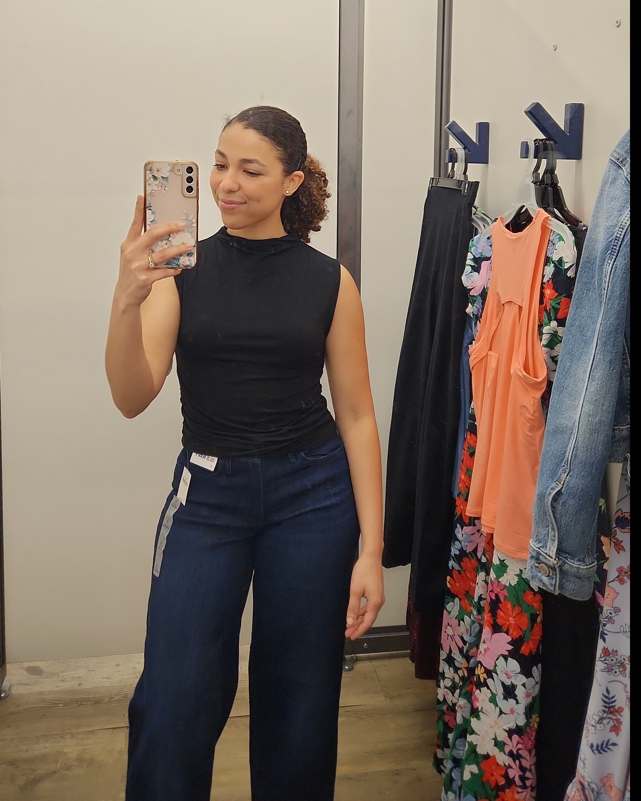 In love with this basic top, you can wear with everything, skirt, Pants, shorts Old navy finds: black rushed top, high rise flare jeansSummer outfits ☀️ 

#LTKfindsunder50 #LTKSeasonal #LTKstyletip