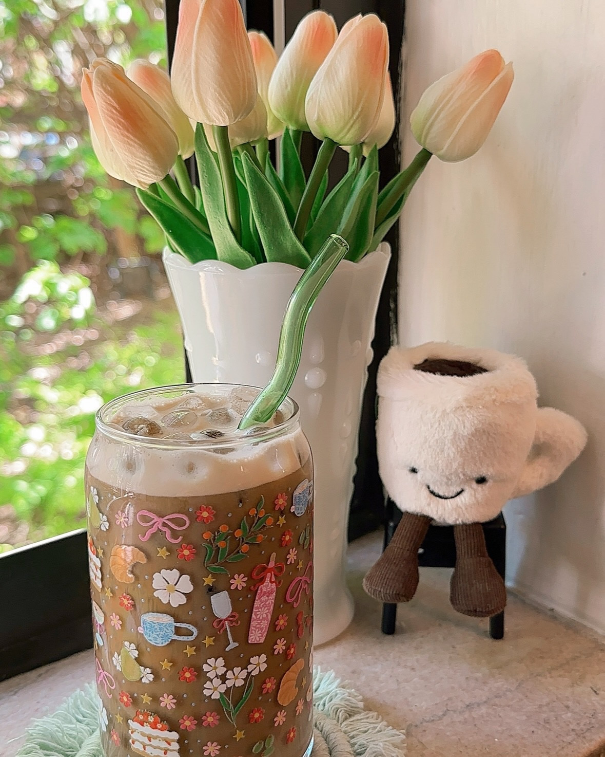 When your Pinterest board becomes real life 🫶🏻

Spring things that have made me extremely happy lately; 
• a new iced coffee glass that gives all the spring vibes
• fake tulips that look so realistic but I don’t have to worry about them dying
• Trader Joe’s pastel tote with my current TBR — I am the biggest sucker for alternative covers & painted edges 
• HOW CUTE CHESTER IS 🥹☕️

🐝💐🌷