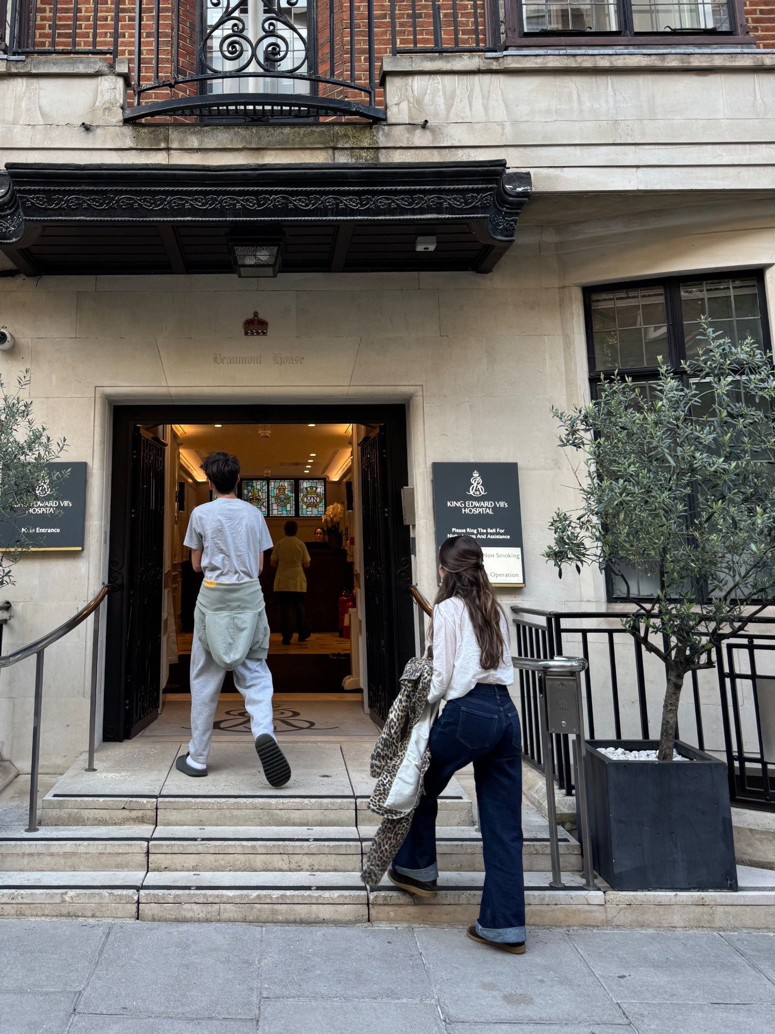 Gigi is wearing these exact jeans in 24 
And exact top in XS