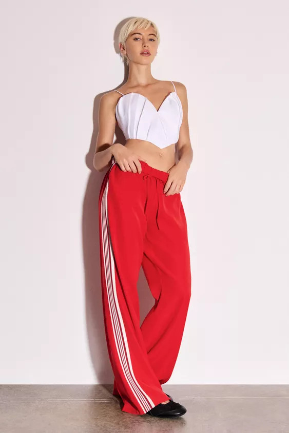 Mid-rise pants with adjustable elastic drawstring waistband. Side seam pockets. Contrasting side ... | Zara US