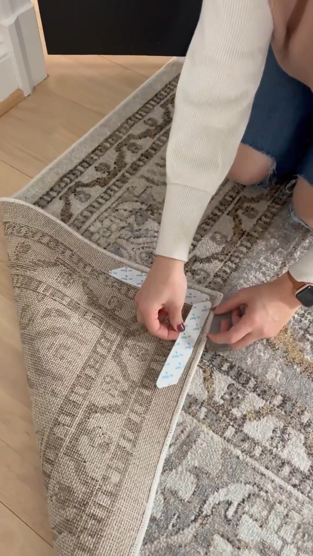 The best tape to keep your rugs in place! 

#archedmanor #modernhome #neutralhome #homedecor #casualstyle #neutralstyle #homehack #arearug 

