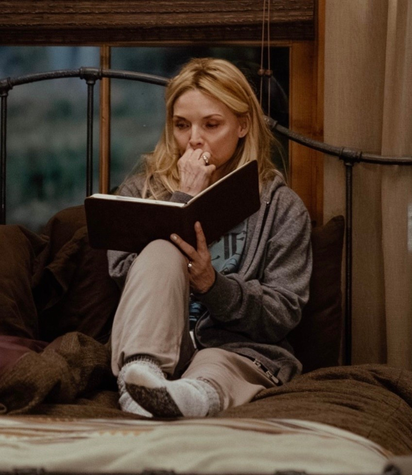 Michelle Pfeiffer’s style for The Madison (2026) defines "quiet luxury" through tailored, earthy-toned leather pieces, structured blazers, and versatile silk blouses. Her on-screen look—characterized by worn-in Barbour jackets and practical hoodies—fuses polished, expensive tailoring with effortless, "borrowed" comfort