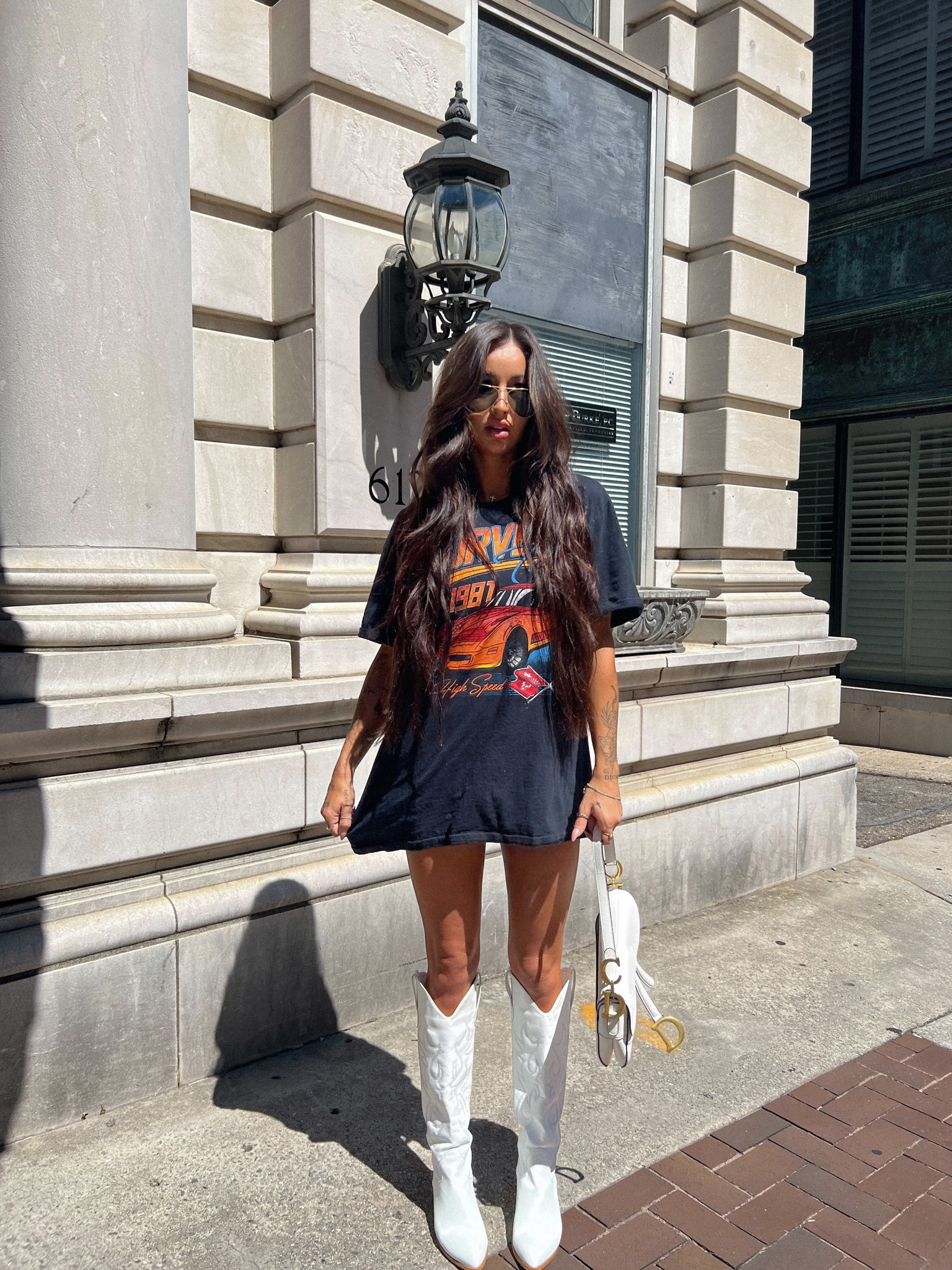 Oversized tee thrifted 
Cowboy boots 
Designer bag (DHGATE LINKED) 🫶🏻❤️‍🔥
#summerstyle #coastalcowgirl #citygirl 