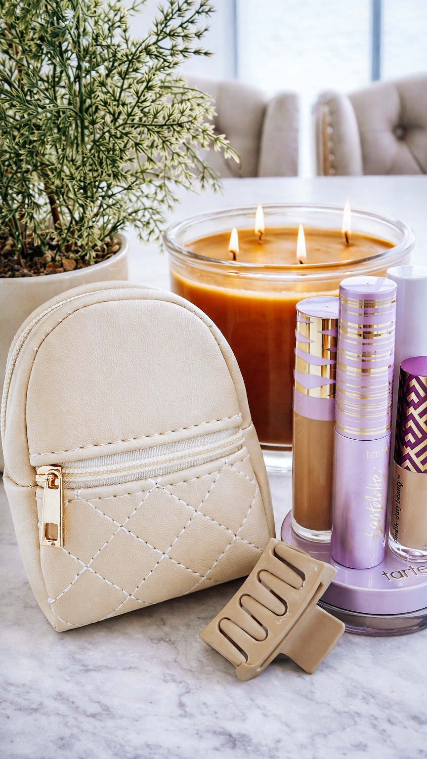 Who’s ready for a mini makeup vacay with @tartecosmetics? ✈️💄 Because I am so in.

Packing this tiny makeup bag haul was way too much fun—I swear micro makeup just hits different. It’s cute, it’s compact, and honestly… I’m obsessed. My shelves are about to be fully stocked with these little gems 😍💄#packwithme #whatsinmybag #makeupaddict #makeupbag #tartehaul 

Use code: ALEONAL15 at checkout 💜