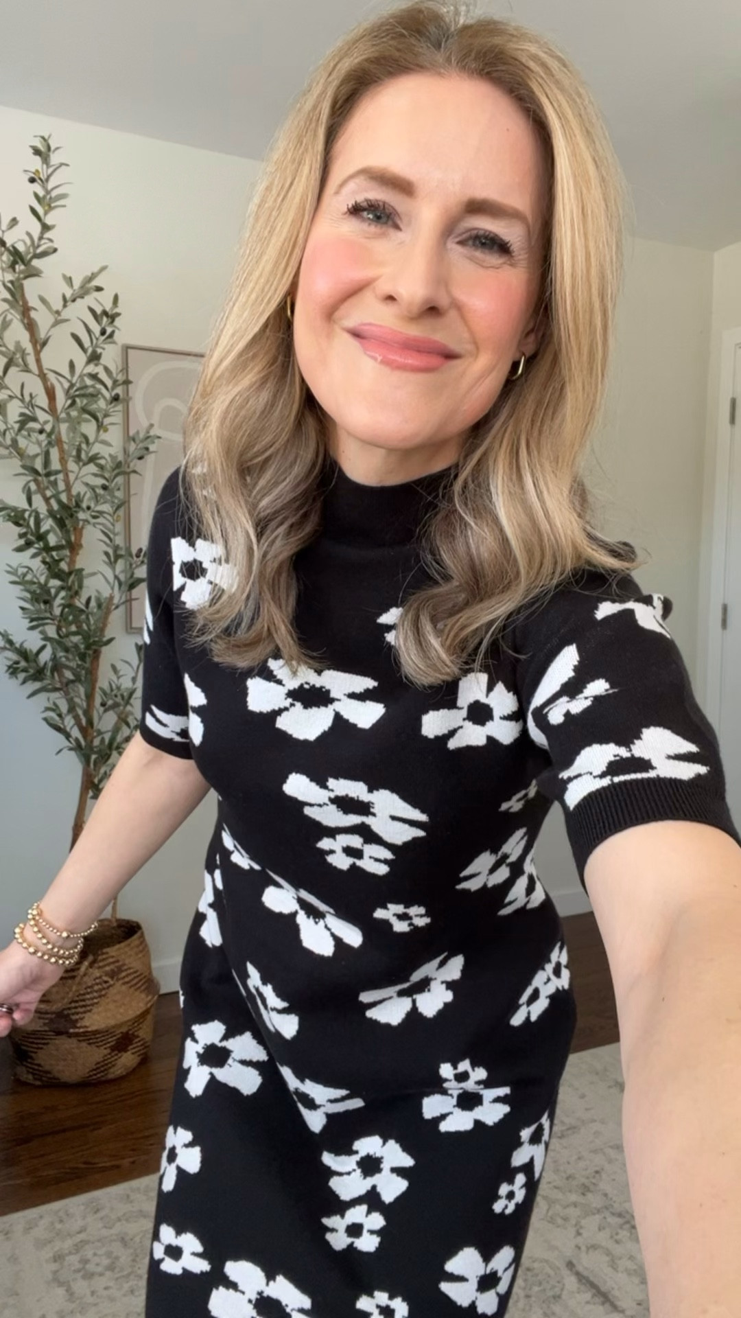 On clearance for $15.60, this Walmart sweater dress looks and feels high end! Love the fit and fabric. Stretchy soft and comfy. Love the graphic black and white floral. I went up one size to a medium. 