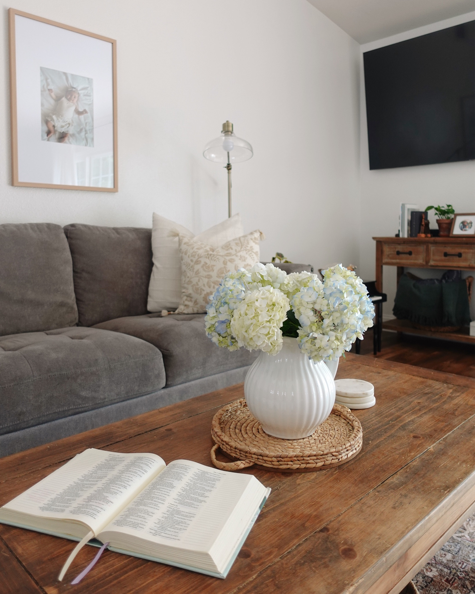 Living room 🧺

#LTKHome #LTKFamily