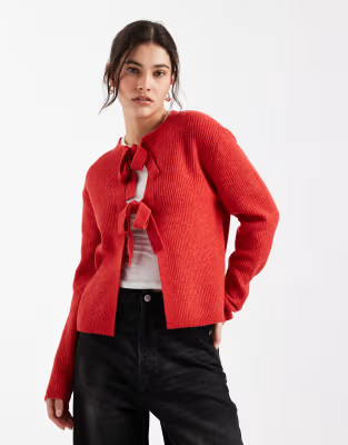Cárdigan rojo reversible con lazada delantera de Pieces | ASOS | ASOS (Global)