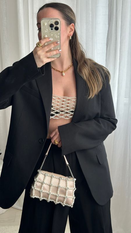 CLOSE UP | Pearly queen with a pearly bralet - love this piece under a black suit to dress it up a bit 🤍🖤
Pearl bralette | Pale pink bag | Wedding guest accessories | Bow shoes | Black oversized suit | Gold chain necklace with baroque pearl charm 

#LTKparties #LTKitbag #LTKwedding