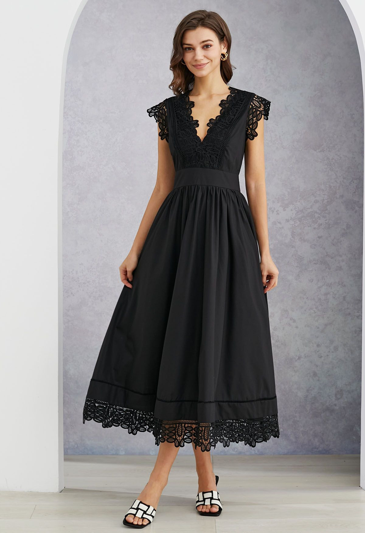 V-Neck Lace Panelled Sleeveless Maxi Dress in Black | Chicwish