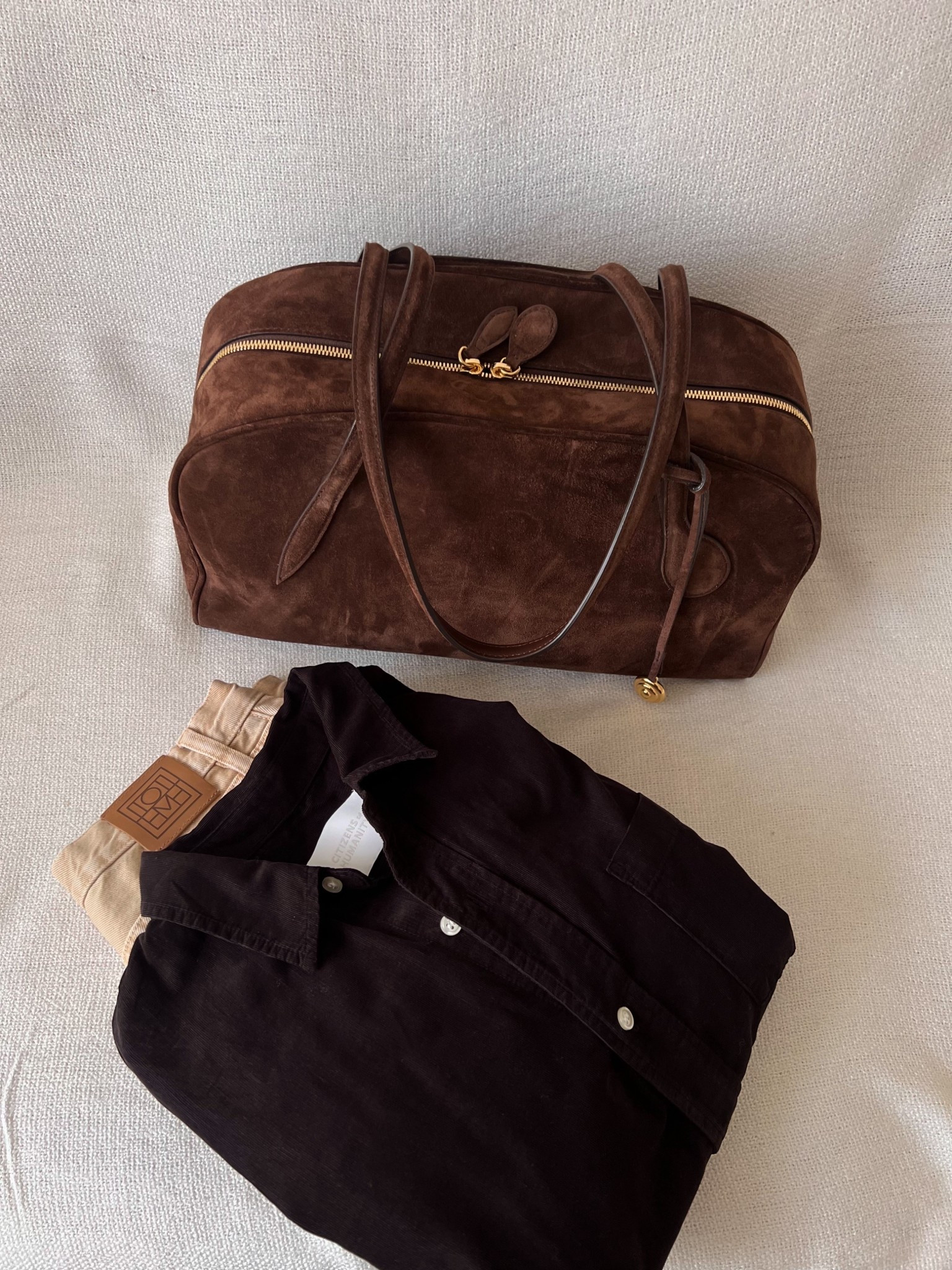Autumn tones x Citizens of Humanity brown corduroy shirt , Toteme Jeans , Toteme Barrel Leg Jeans , Liffner Brown suede bag   #LTKeurope #LTKautumn 