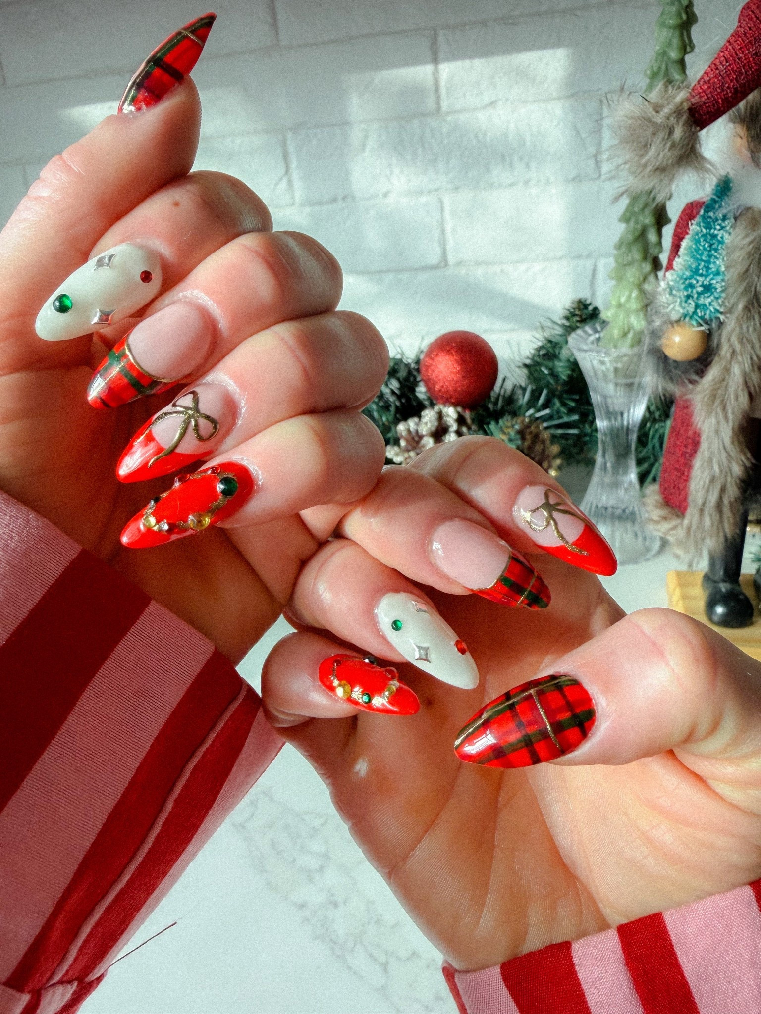 Plaid Christmas nails 

#LTKgrwm #LTKHoliday #LTKGiftGuide