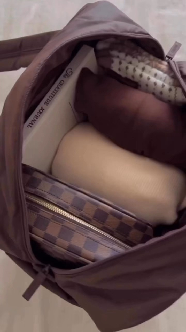 this duffel bag is perfection. perfect for traveling