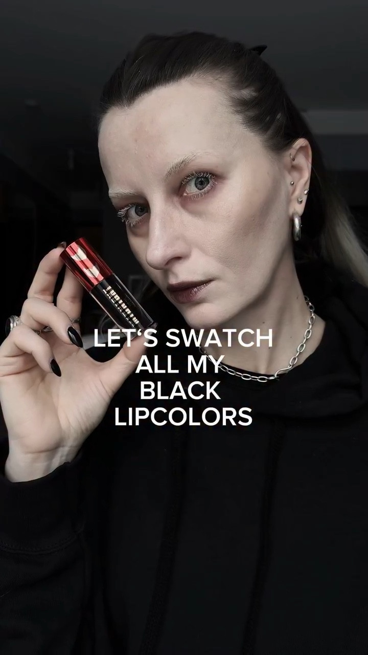 #3 REVOLUTION LIPOIL LE
- Farbe: MIDNIGHT
- Deckkraft: 3/5
- Haltbarkeit: 2/5
- Tragekomfort: 4/5
Schön dunkel und auch so bleibend. Pflegt und tönt die Lippen dunkel. Lässt sich auch etwas aufbauen. Nicht klebrig und angenehm auf den Lippen. 

#lipstickchallenge #blacklips #darklips #gothlips #gothmakeup #blacklipstick