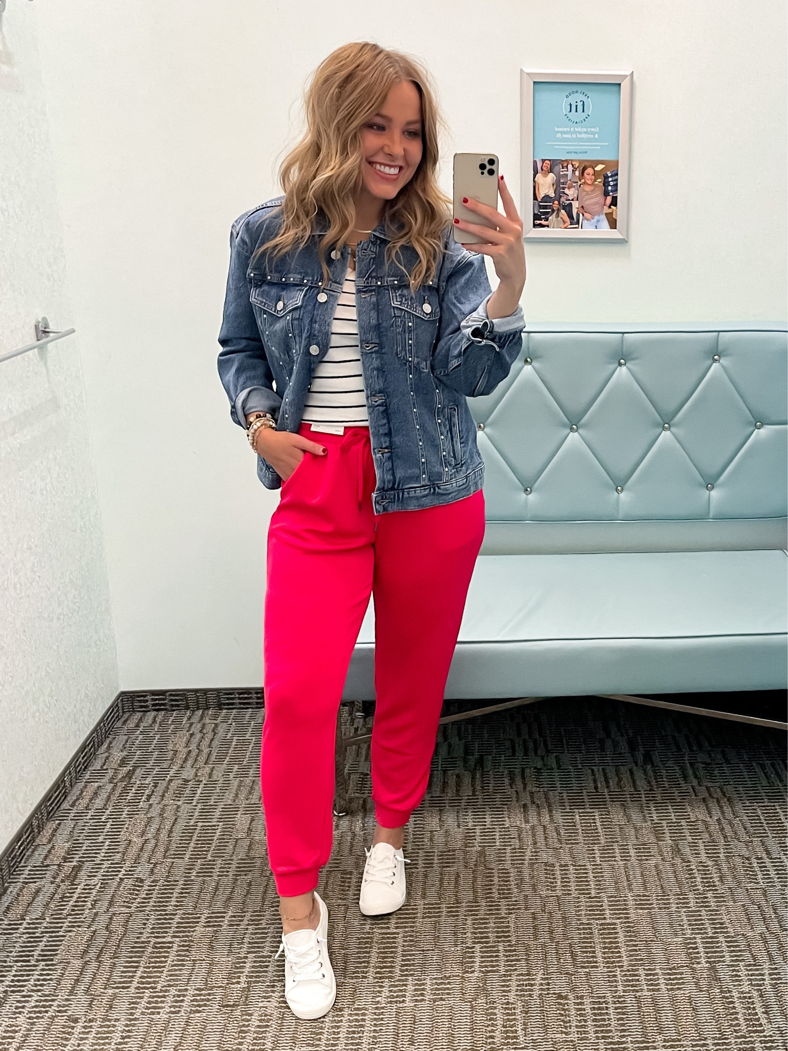 Pink joggers. Go pink for breast cancer. A portion of the proceeds from these pants go to living beyond breast cancer— a non profit for those affected by breast cancer. 

#LTKStyleTip
