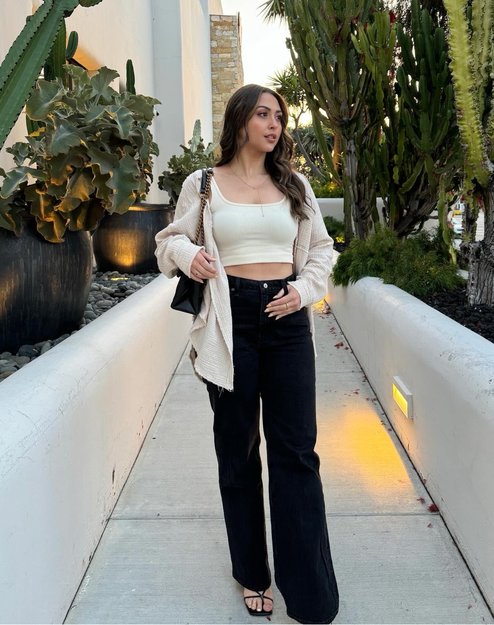 Such a simple, comfy, casual yet cute outfit 💗 perfect for date night at a semi-casual restaurant! And I love that I can mix and match these pieces a ton, I’m super into the capsule wardrobe rn.