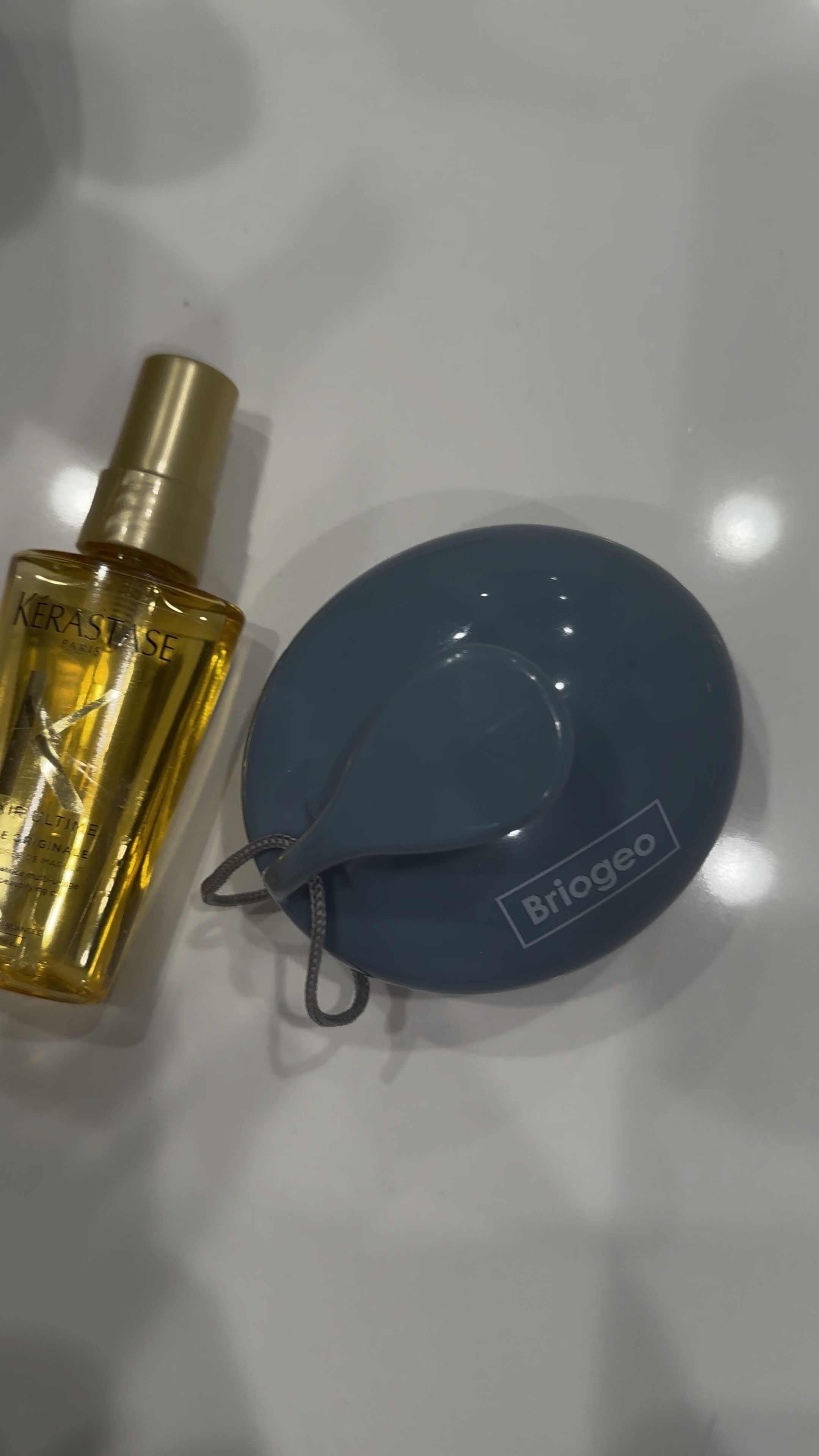 My everyday, every morning step. First thing in the morning I do this. Oil the ends and massage my scalp 

#LTKxSephora