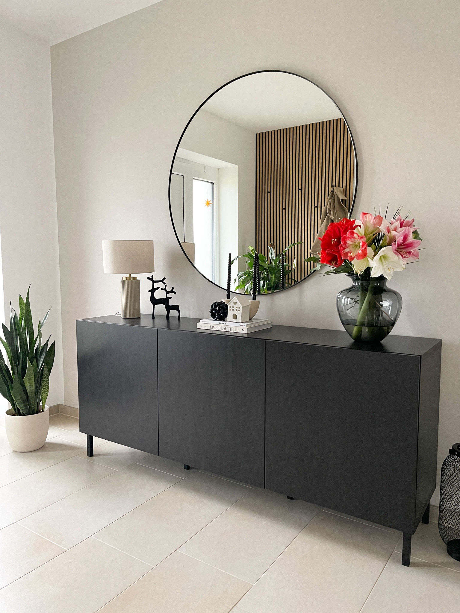 Flurinspo Ikea 🤍

#flurinspo #flurdeko #sideboardstyling #eingangsbereich #eingang #besta #ikea #flur #vase #kommode 

#LTKhome #LTKbeauty