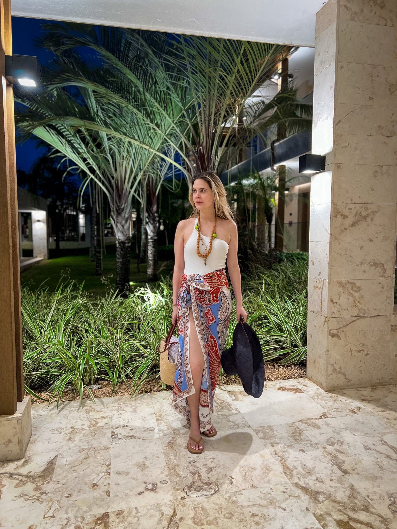 El poder de un sarong: convierte un bañador simple en un look completo 💙

#LTKU #LTKSeasonal #LTKSwim