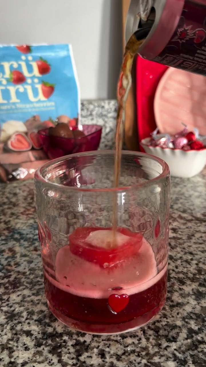Valentine’s snack 🍓🍫♥️ @trufru #valentinesday #pinkaesthetic #asmr #sweettreats #desserttiktok @alaninutrition