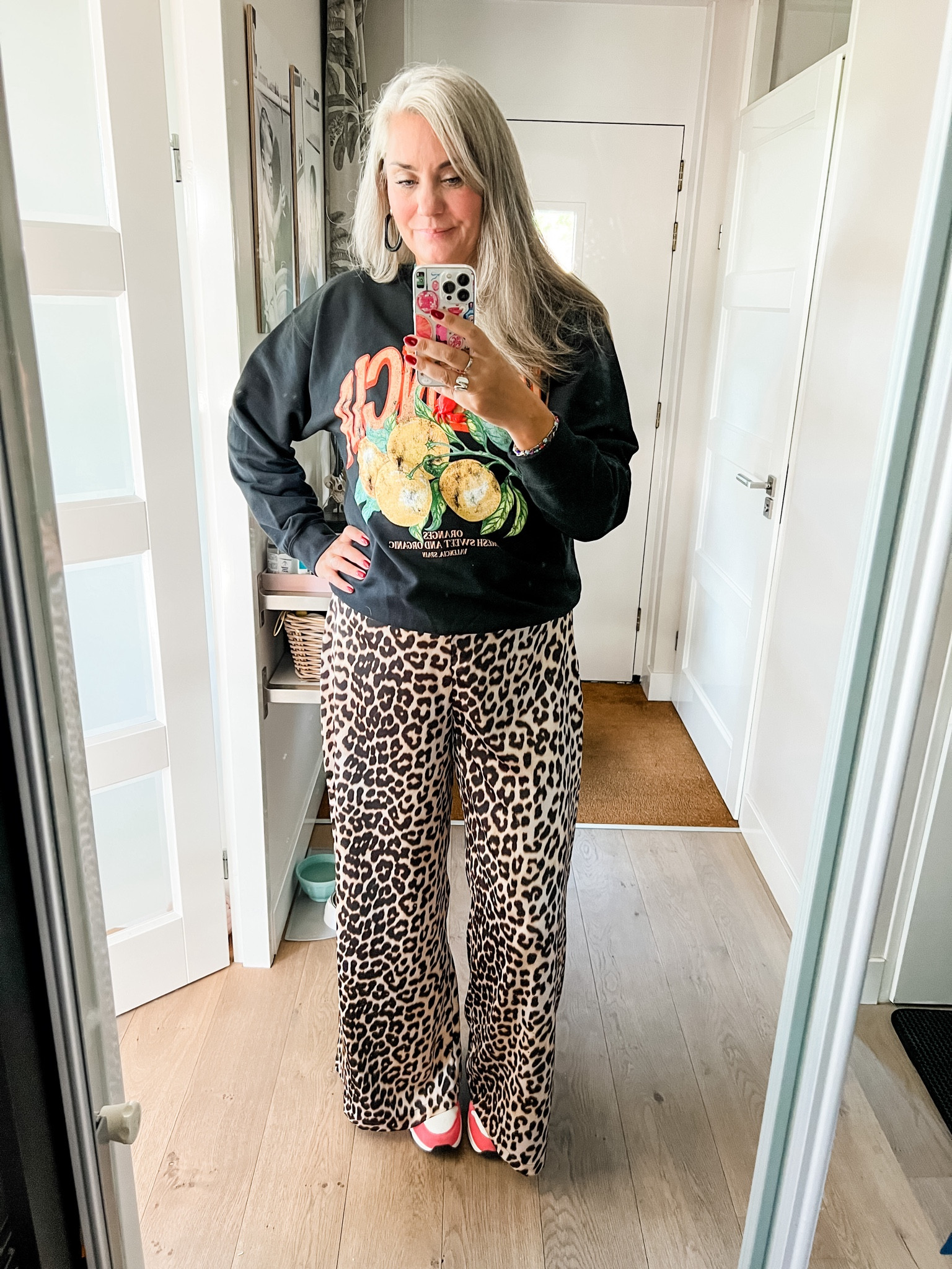Ootd - Saturday. Valencia sweatshirt. Crab 🦀 necklace, leopard wide leg trousers (Shoeby, xl) and pink and orange Skechers sneakers. 



#LTKstyletip #LTKeurope #LTKmidsize