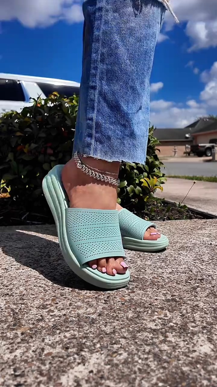 Effortless style meets cloud-like comfort #clarks #clarkssandals #clarkscloudsteppers #womenssandals #ad 

 #LTKootd #LTKHome #LTKTravel