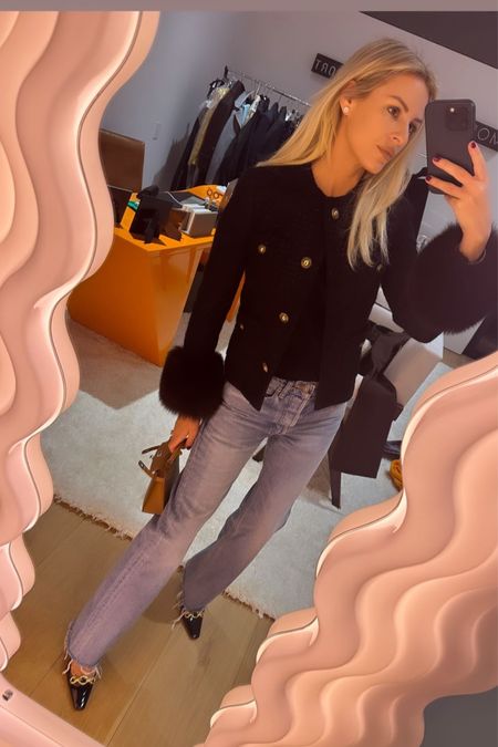 Celebrity style look for less option for Morgan Stewart’s fur cuff blazer, straight leg, jeans, and pointed toe chain pump


#LTKsalealert #LTKHoliday #LTKstyletip