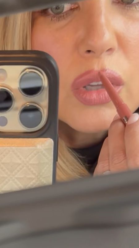 Lip mix, lip liner, lipstick, nude pink lips, lip combo 

Loving this liner and lipstick together👄
Liner: Savvy Sienna
Lipstick: Pink 503 Eccentrico 


#LTKbeauty #LTKFind #LTKunder50