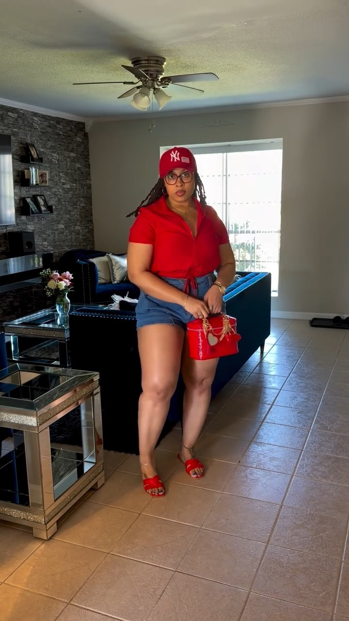 Chill but cute OOTD ft. My @glamaholiclifestyle bag 🥰

#ootd #streetwear #glamaholiclifestyle