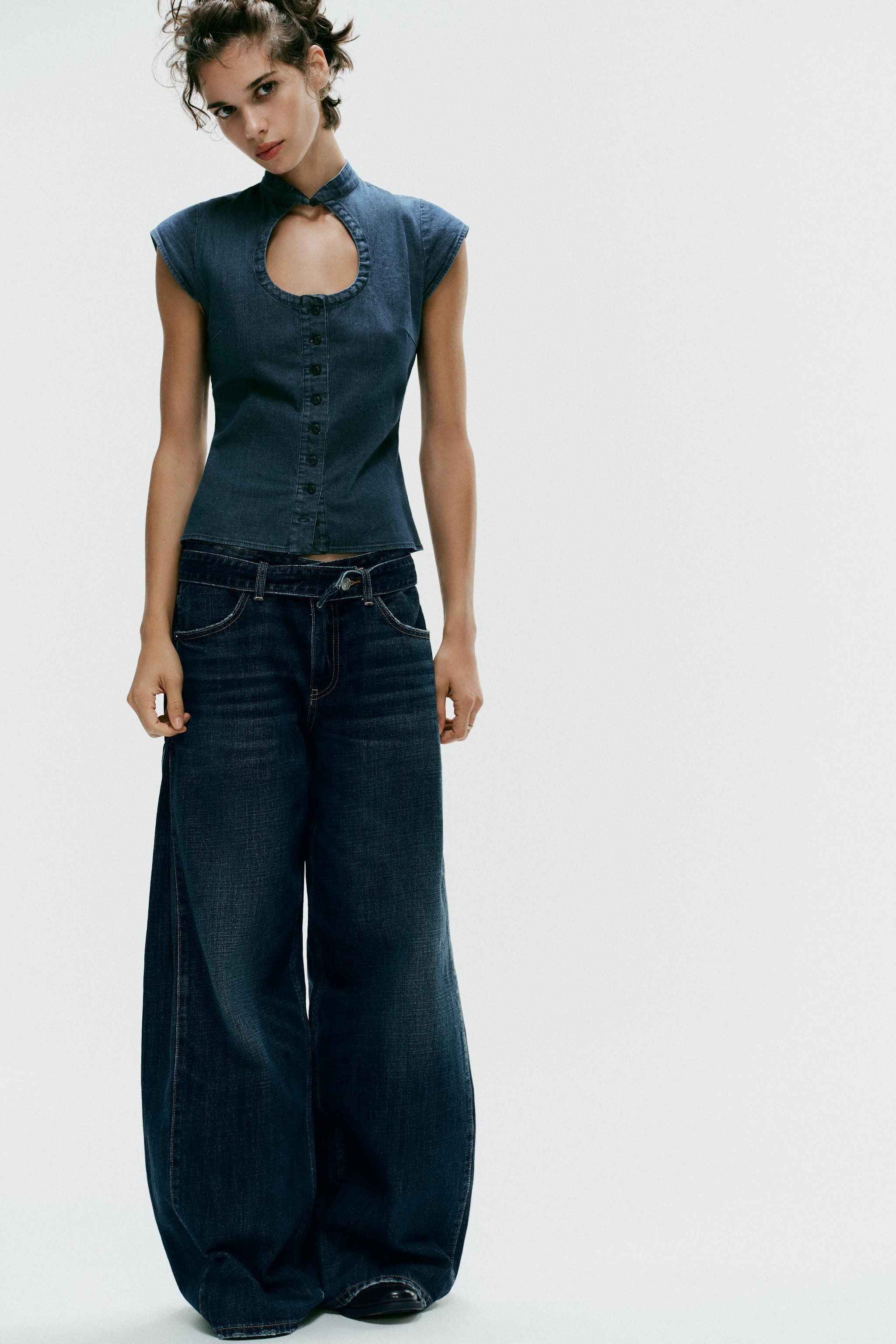 Fitted top made of a cotton blend. High neck and very short sleeves. Front button closure with an... | Zara US