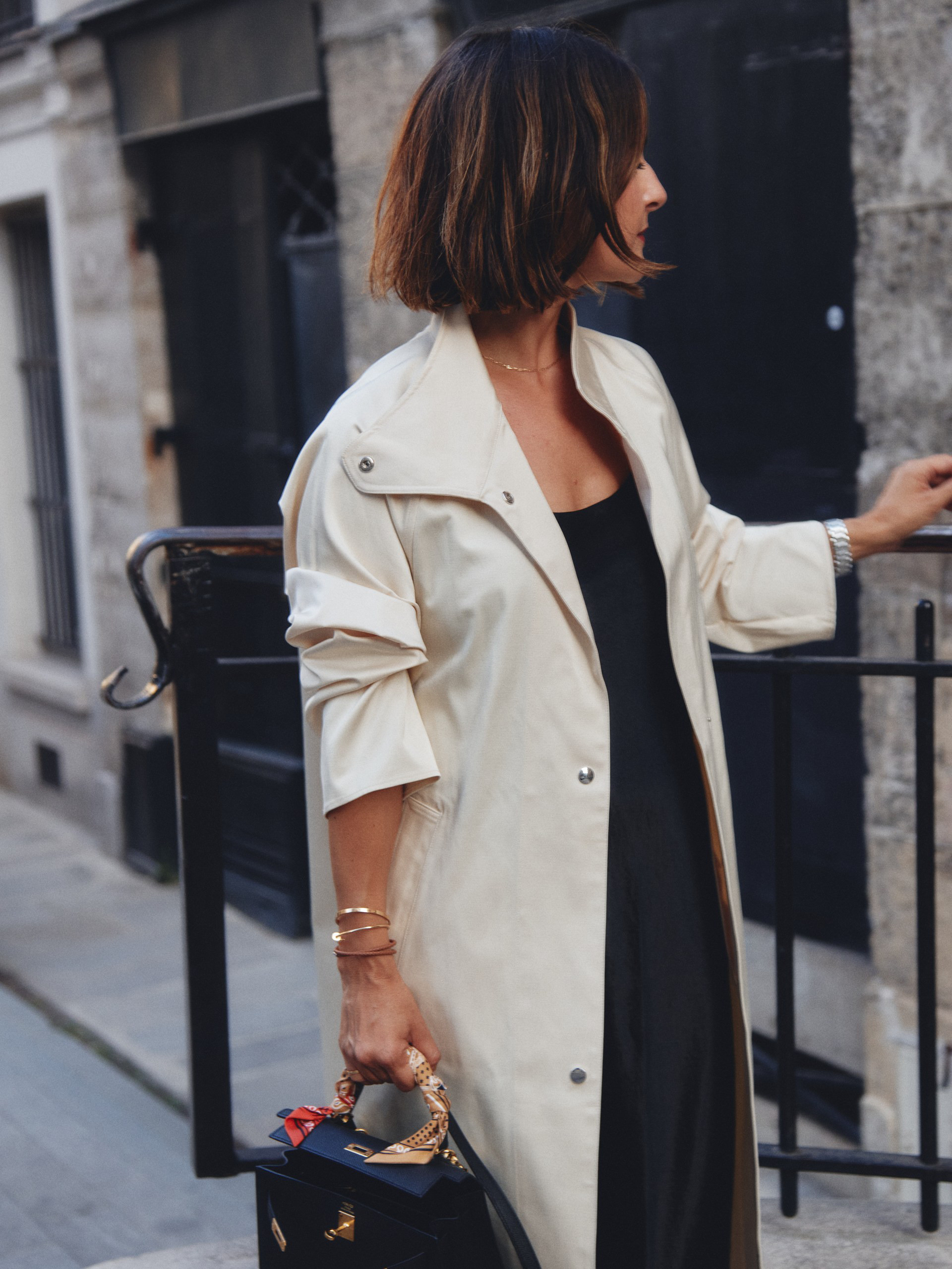 The satin coat is the star of this look ✨ I love how the soft sheen makes a simple black dress feel instantly more elevated. Paired it with a structured black bag and a silk scarf for a classic look that’s perfect for transitioning into fall. 

 