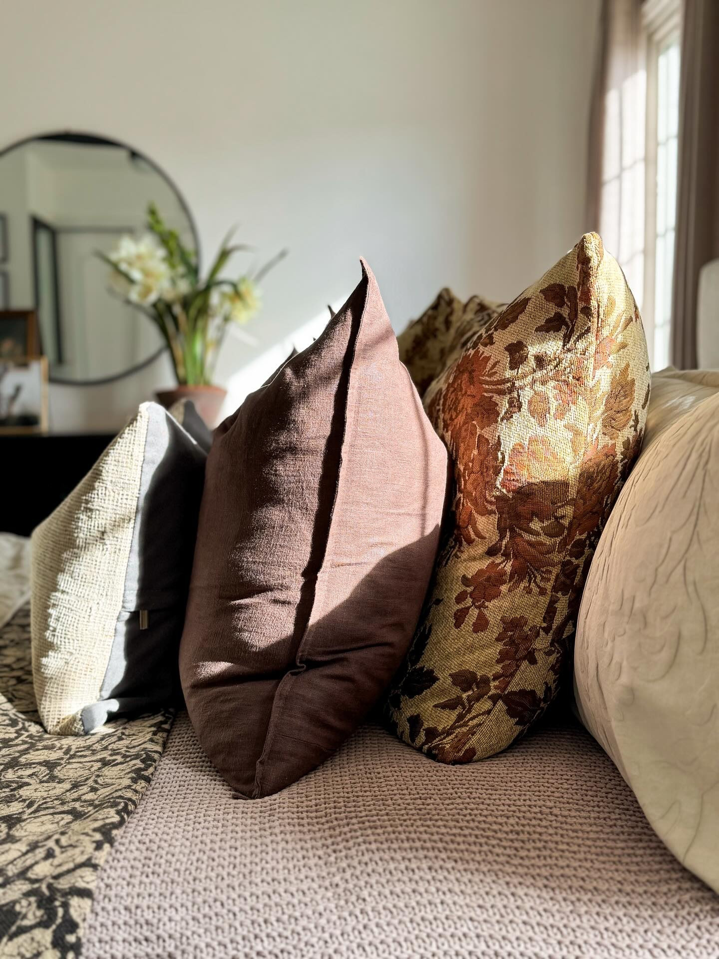 A little 𝒕𝒓𝒂𝒏𝒔𝒊𝒕𝒊𝒐𝒏𝒂𝒍 shift into my most favorite season 😌

While I’m enjoying this view immensely, I just found out there is a Pottery Barn outlet nearby, and I’ve had my eye on the most beautiful quilt I ever did see. I’m planning to take a trip next week and I’m praying that it will be there, marked down by, oh, let’s say 90%, and that will be our new fall/winter bedding.

But if not, this will most definitely do 😍

#Bedding #Bedroom #BedroomStyling #BedStyling #VintageModern #VintageInspired #Fall #FallInspo #FallStyle #FallPalette