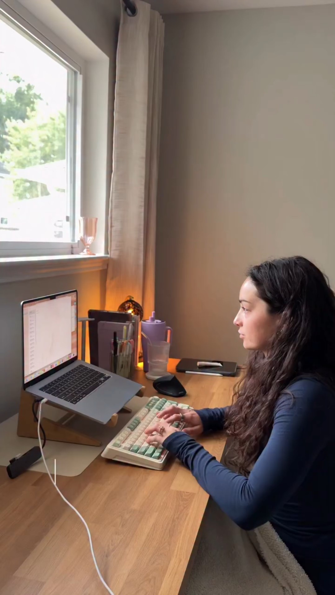 everything I did after my 9-5 instead of going on my phone 🍂👩🏽‍💻🫖 & chatting about navigating goal setting for 2026 as an ex-burnt out hustle culture girly & creating a balance of being present + working hard. does anyone else relate?? I feel like I’m flying between two ends of a seesaw every day lol 

I thought I was going to have way more free time with unplugging after work but I still ended up with a pretty full evening 😅

#eveningroutine #socialmediadetox #creatingbalance #5to9