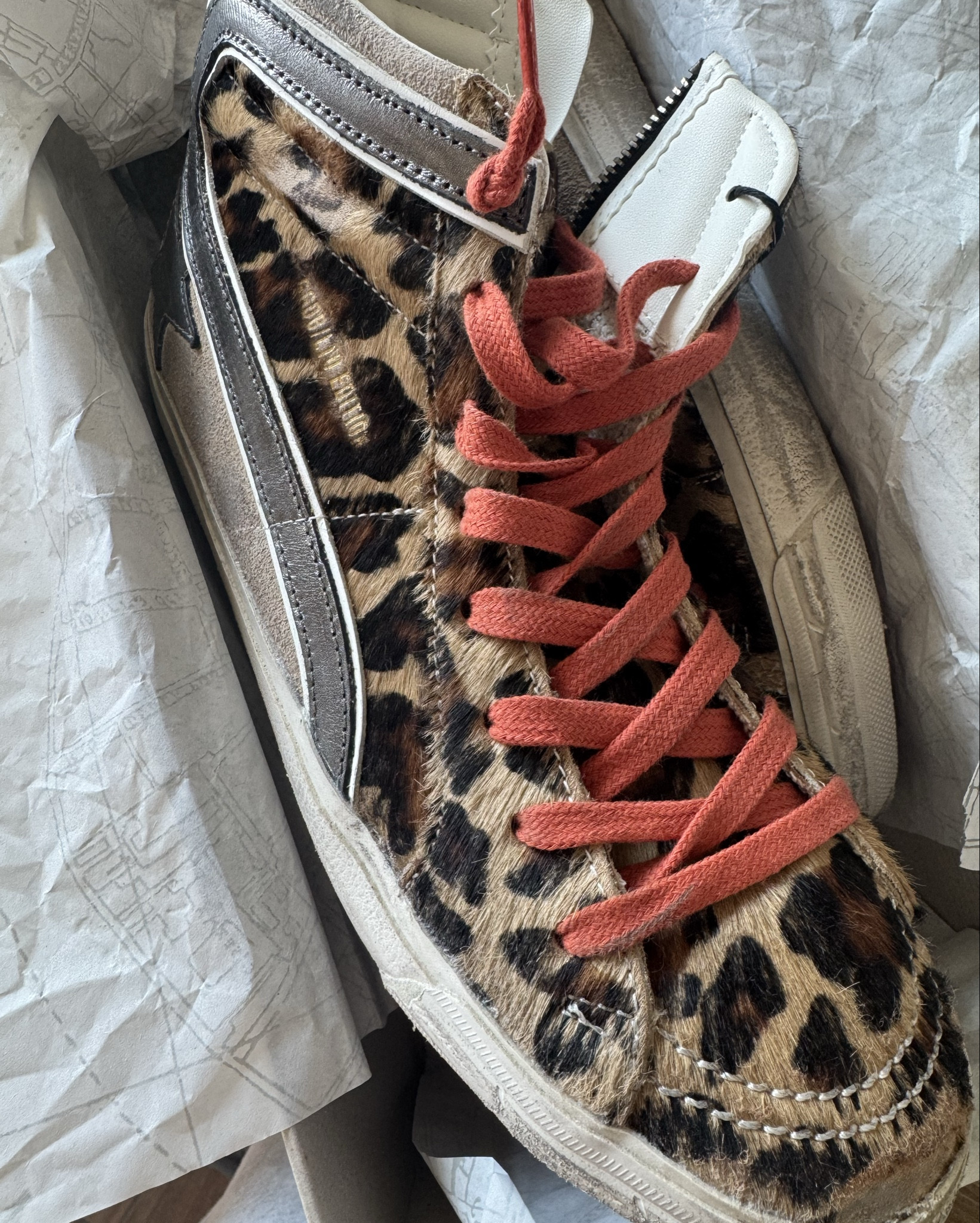 Women’s Slide LTD in leopard-print pony skin with metallic leather star and flash. Leopard and orange golden goose 
Basketball mom
Sports mom