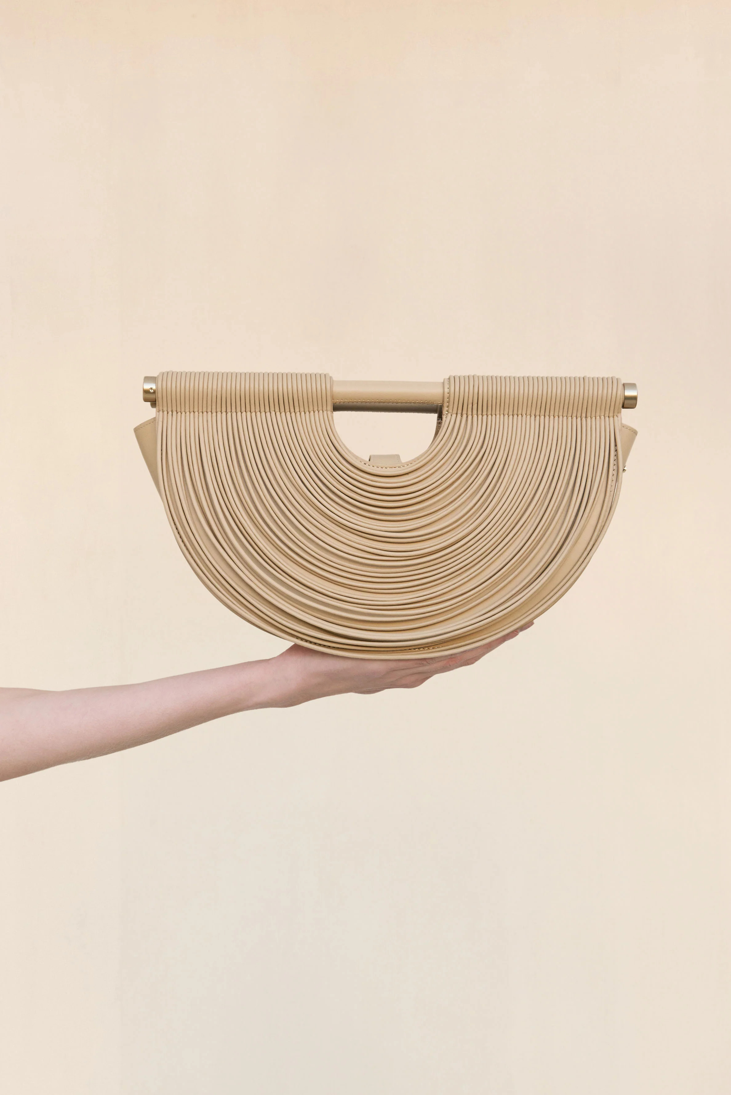 LOU CLUTCH - SAND | Cult Gaia - US