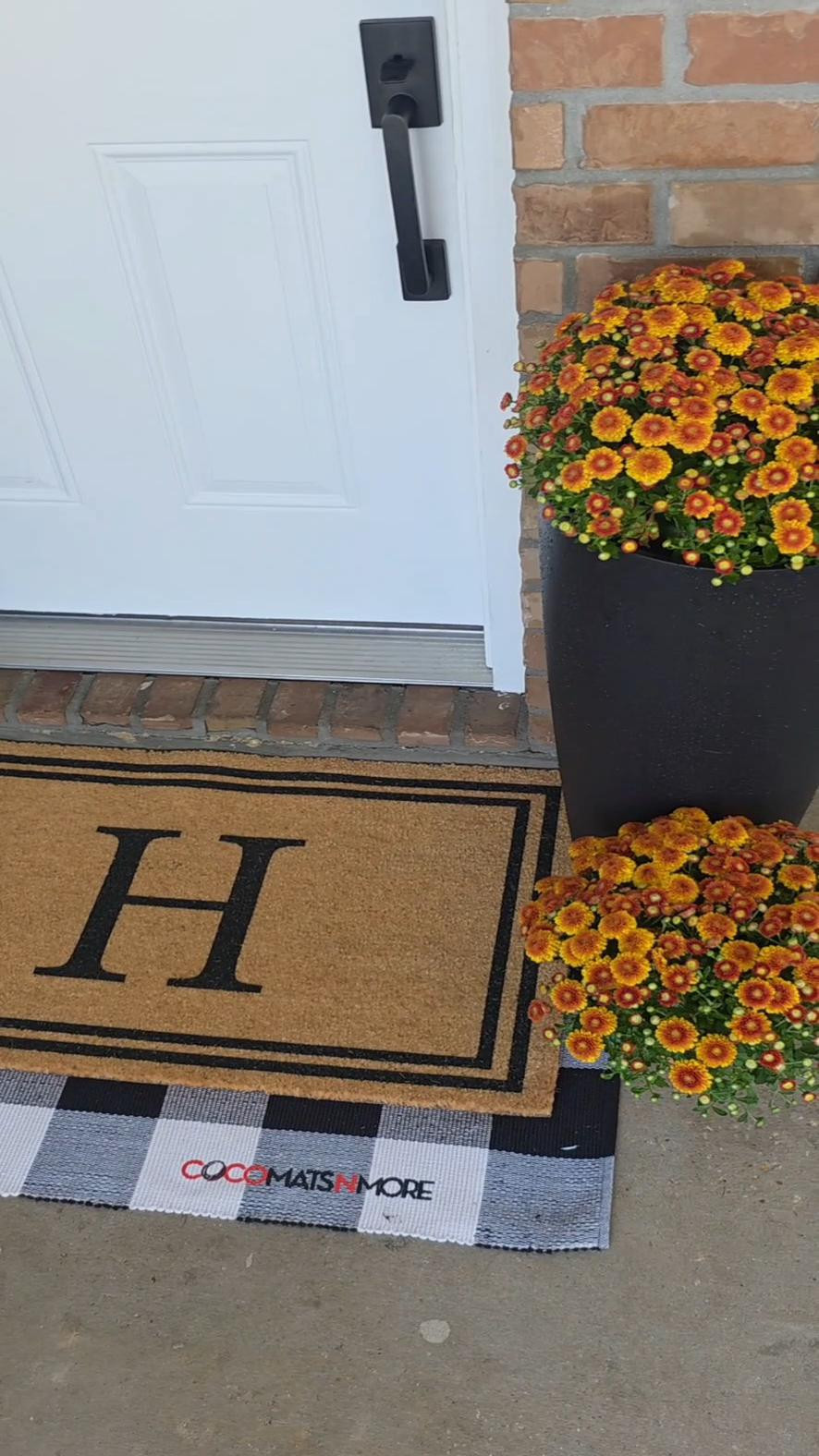 Entrada de Otoño Cozy 🍂🏡Un refresh otoñal para la entrada ✨Flores de temporada, una coronita cozy y mi nueva alfombra personalizada de CocoMatsNMore 🤎Encuentra aquí todos los detalles para recrear esta entrada acogedora 👇#FallDecor#EntradaDeCasa#CocoMatsNMore#OtoñoEnCasa#HomeDecorInspo#FrontPorchDecor#AutumnVibes#DecoraciónDeOtoño

#LTKSeasonal #LTKHome #LTKU
