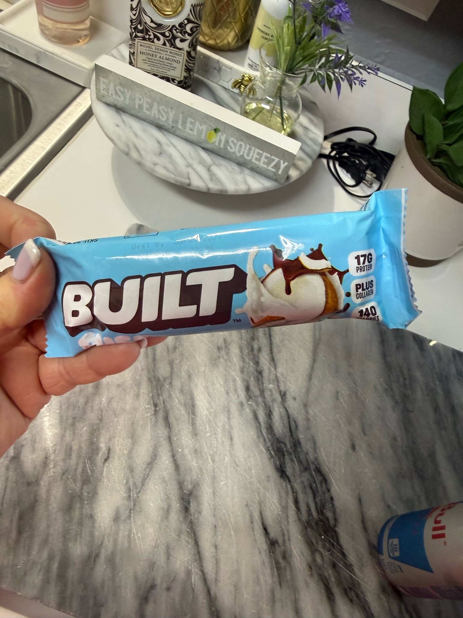 Snack time, but make it count. 💙

When you’re craving something sweet but still trying to hit your protein goals, this has been one of my favorite grabs. 🙌

✨ 17g of protein
✨ Plus collagen
✨ Only 140 calories

It’s easy to toss in your purse, keep in the car, or eat between clients when life gets busy. Definitely one of my go-to high-protein snacks!

Have you tried BUILT Bars yet? If so, what’s your favorite flavor? 👇

#ProteinSnacks #HealthyChoices #BuiltBar #HighProtein #RandiParksArtistry
