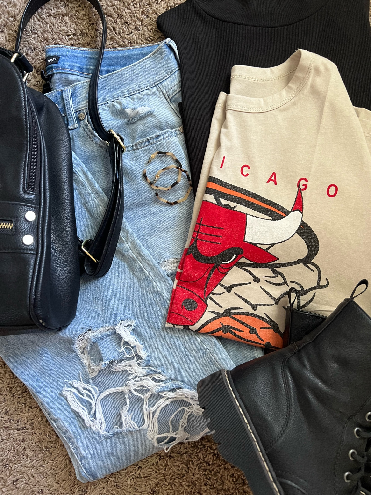 Casual outfit | graphic tee 

#LTKbeauty #LTKitbag #LTKstyletip