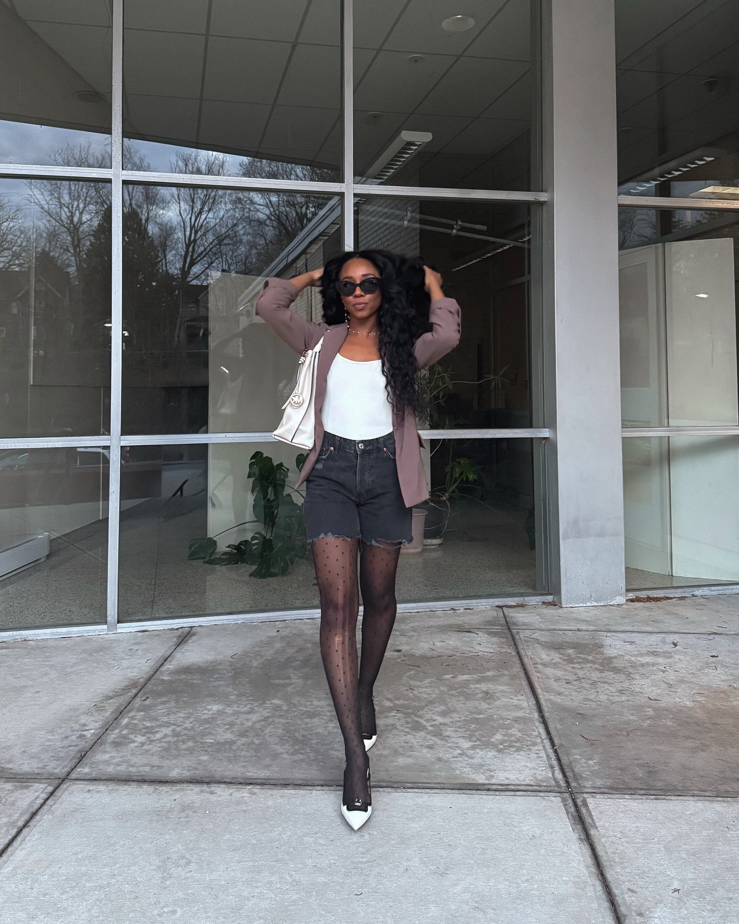 in my classy girl era 🍸☁️🪞✨💎

shoes: @shoedazzle 
top: @amazonfashion / @oqqfitness 
shorts: @hm 

#shoedazzlepartner #kittenheels #ootd #petitefashionblogger #minimaloutfits #neautralstyle