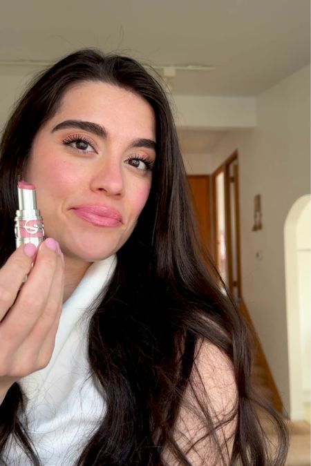 Ysl loveshine lip oil stick in the prettiest shade of pink 

Summer beauty 

Ysl loveshine lip oil stick 
Hybrid of a lipstick , lipgloss & a tinted lip balm. Glide’s on so smoothly. 
shade shown is #44 
It’s a pretty pink nude.
 Great Mother’s Day gift idea 