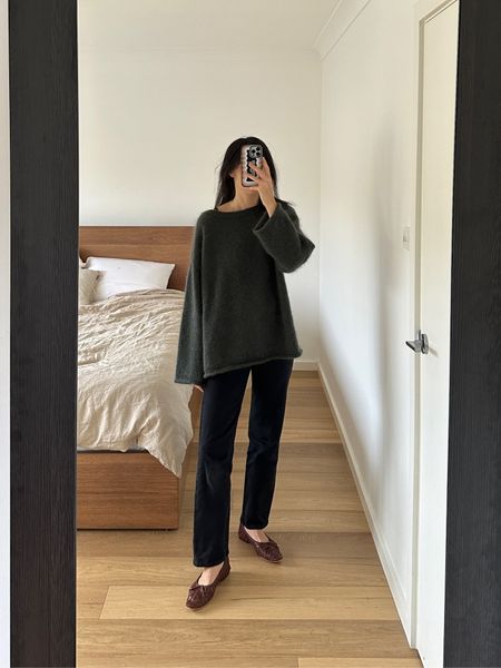 Easy weekend outfit with jeans and oversized sweater. 
Sweater in size NZ8, jeans in my usual 26, and shoes I wear a US10

#LTKaustralia #LTKeurope #LTKSeasonal