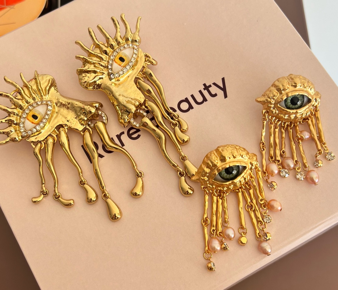 #schiaparelli inspired earrings 

#LTKbeauty #LTKbrasil #LTKFind