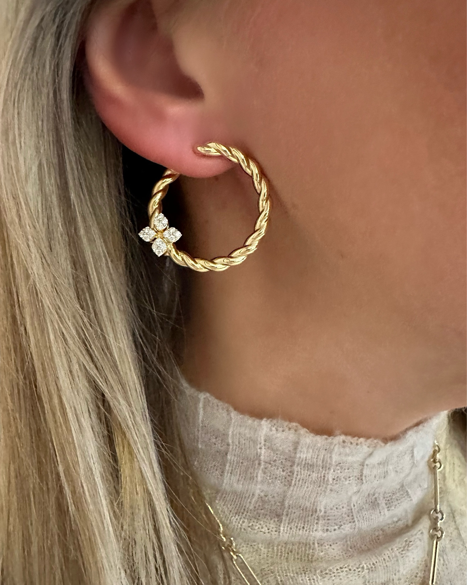 New from Roberto Coin in 18k yellow gold and diamonds. 

Fine jewelry 
luxe gifts
Hoop earrings
Hoops
Collar necklace
Choker
Turtleneck
#sakspartner
#saksteam

#LTKGiftGuide #LTKStyleTip