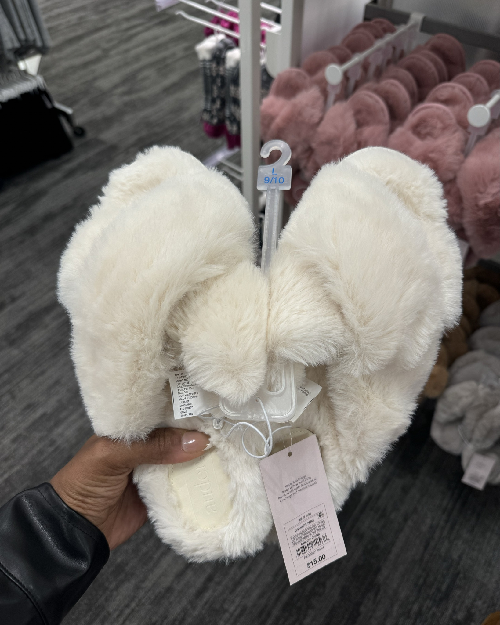 The COMFIEST house slippers for only $15 

#LTKGiftGuide #LTKFindsUnder50 #LTKHoliday