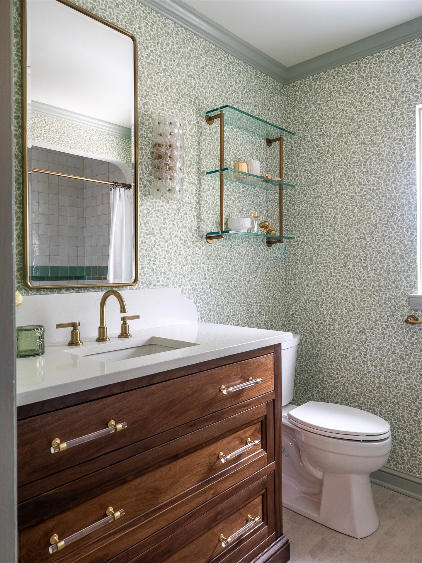 There’s just something about a tailored black walnut vanity. 🙌🏼

GC: @akn_interiors 
Photos: @khhomephotos 
Cabinetry: @southerncabinetco 
Hardware: @signaturehw