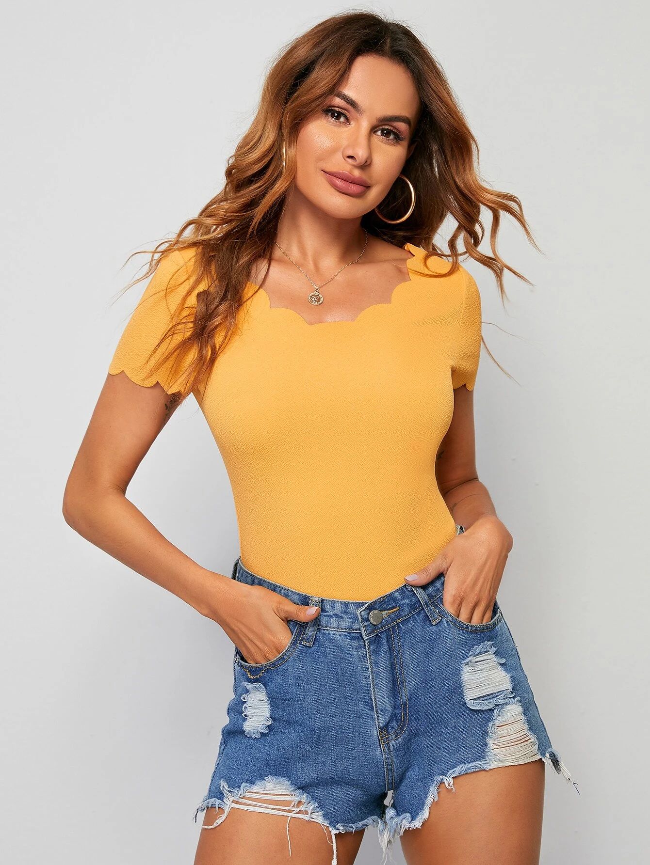 SHEIN Scallop Trim Solid Tee | SHEIN