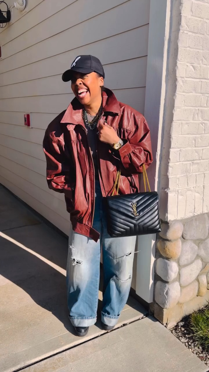 Listen 🗣️ Great outerwear, a good hat and jeans goes a long way in looking put together with minimal effort! Easy weekend vibes! Cute and comfy! What y’all think?!

This @helsastudio leather jacket is so good!! The style, color and fit - so good!! Real leather just hits!! 
•
•
Style over forty, easy style, weekend style, leather jacket