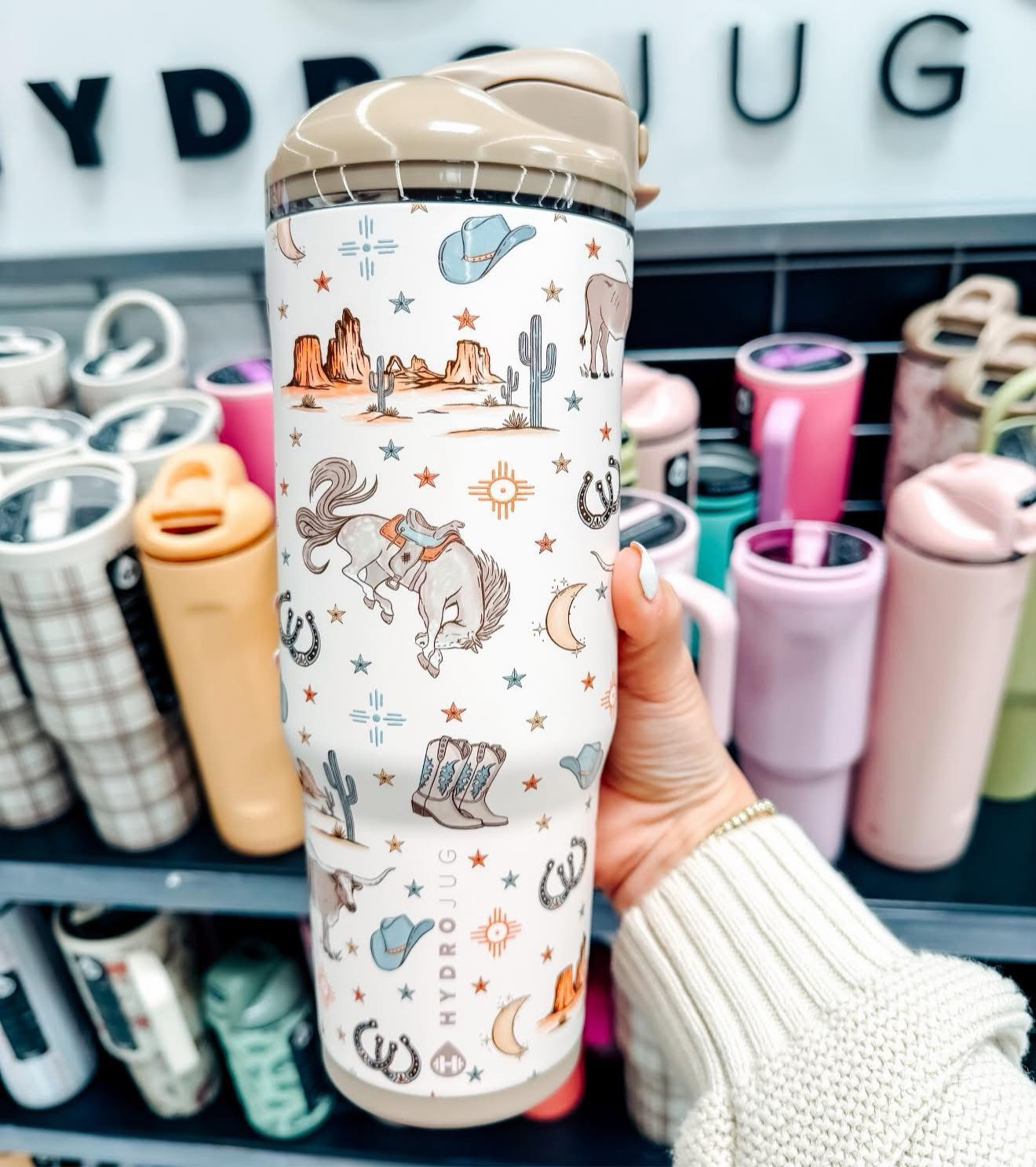 New Hydrojug top = personality upgrade 🤠✨
Press to sip, flip to chug… because balance 😂
And this print?! The most adorable country vibes!! Obsessed is an understatement 💕🐄🌵

Love this one so much 🫶

#Hydrojug #HydrojugLife #WaterBottleAesthetic #StayHydrated #HydrationGoals #CowgirlVibes #CountryAesthetic #WesternStyle #CuteCups #DrinkMoreWater