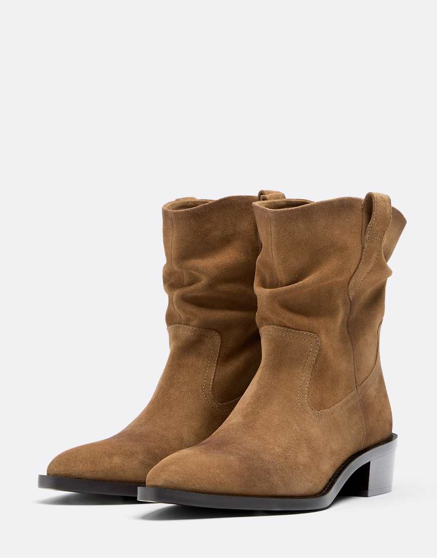 Stradivarius Slouchy cowboy leather ankle boots in beige-Neutral | ASOS (Global)