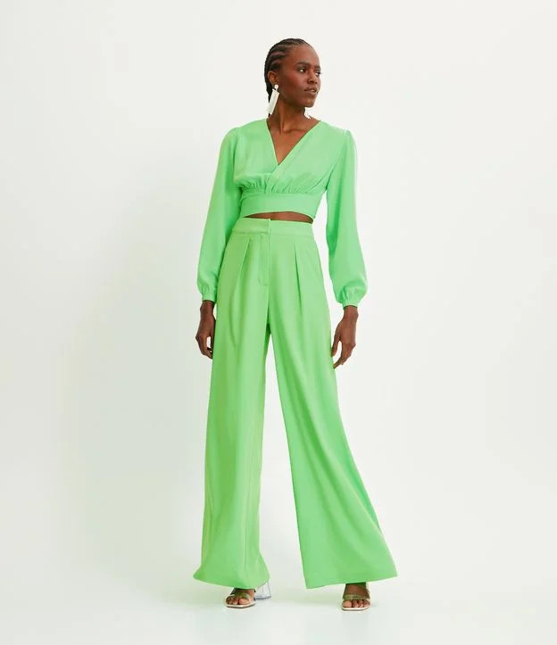 Calça Pantalona Alfaiataria em Crepe com Pregas Verde | Renner (BR)